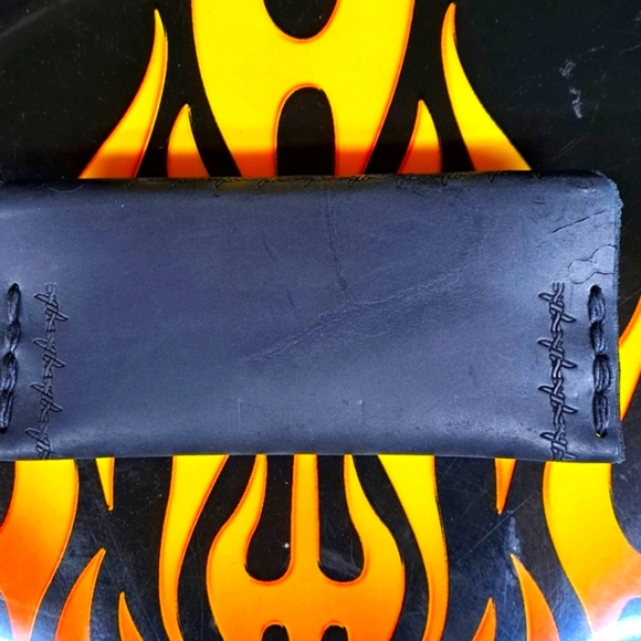 Genuine Leather Eyewear Case. Barbwire Detail - Picture 2 of 3